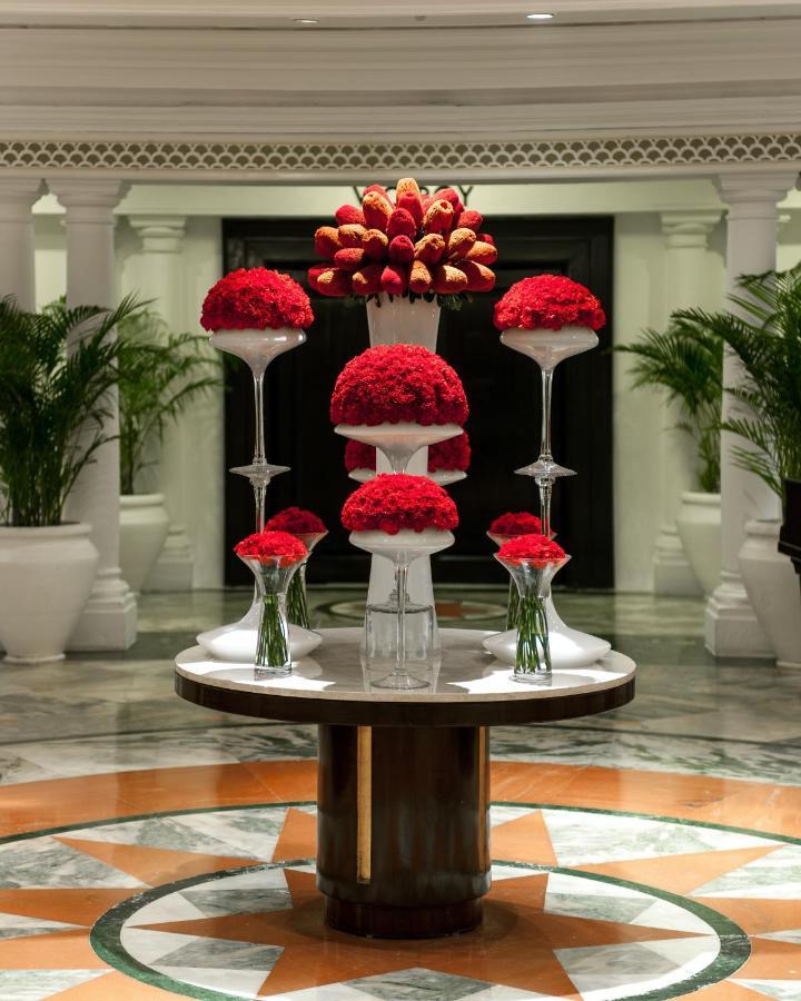 Hotel The Claridges Nueva Delhi Exterior foto Flower arrangement at the Taj Mahal Palace, Mumbai