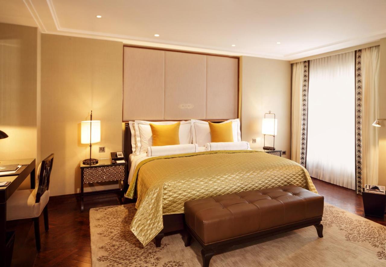 Hotel The Claridges Nueva Delhi Exterior foto A bedroom at the Taj Mahal Palace