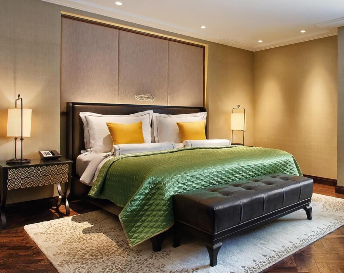 Hotel The Claridges Nueva Delhi Exterior foto A bedroom at the Taj Mahal Palace