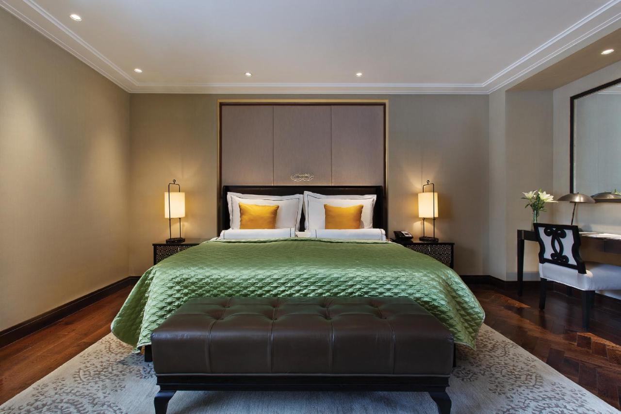 Hotel The Claridges Nueva Delhi Exterior foto A bedroom at the Mandarin Oriental, London