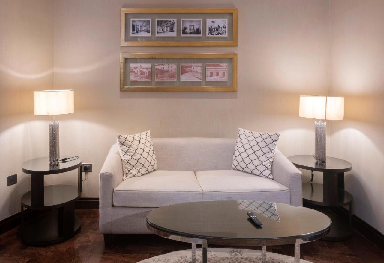 Hotel The Claridges Nueva Delhi Exterior foto A living room with a sofa