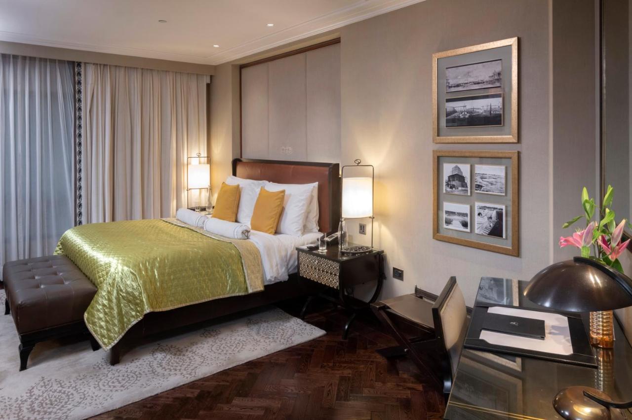 Hotel The Claridges Nueva Delhi Exterior foto A bedroom in the hotel