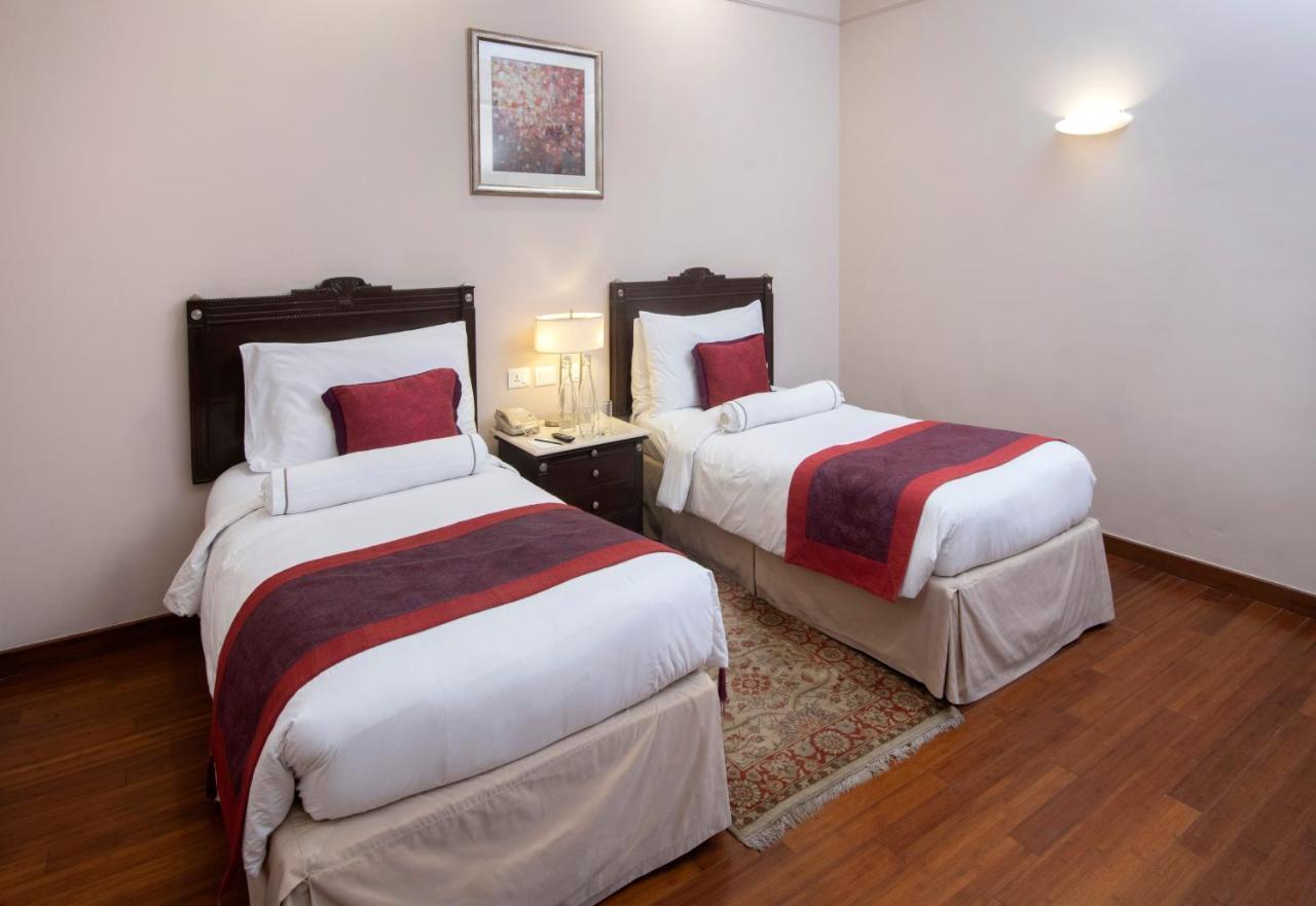 Hotel The Claridges Nueva Delhi Exterior foto A room at the hotel