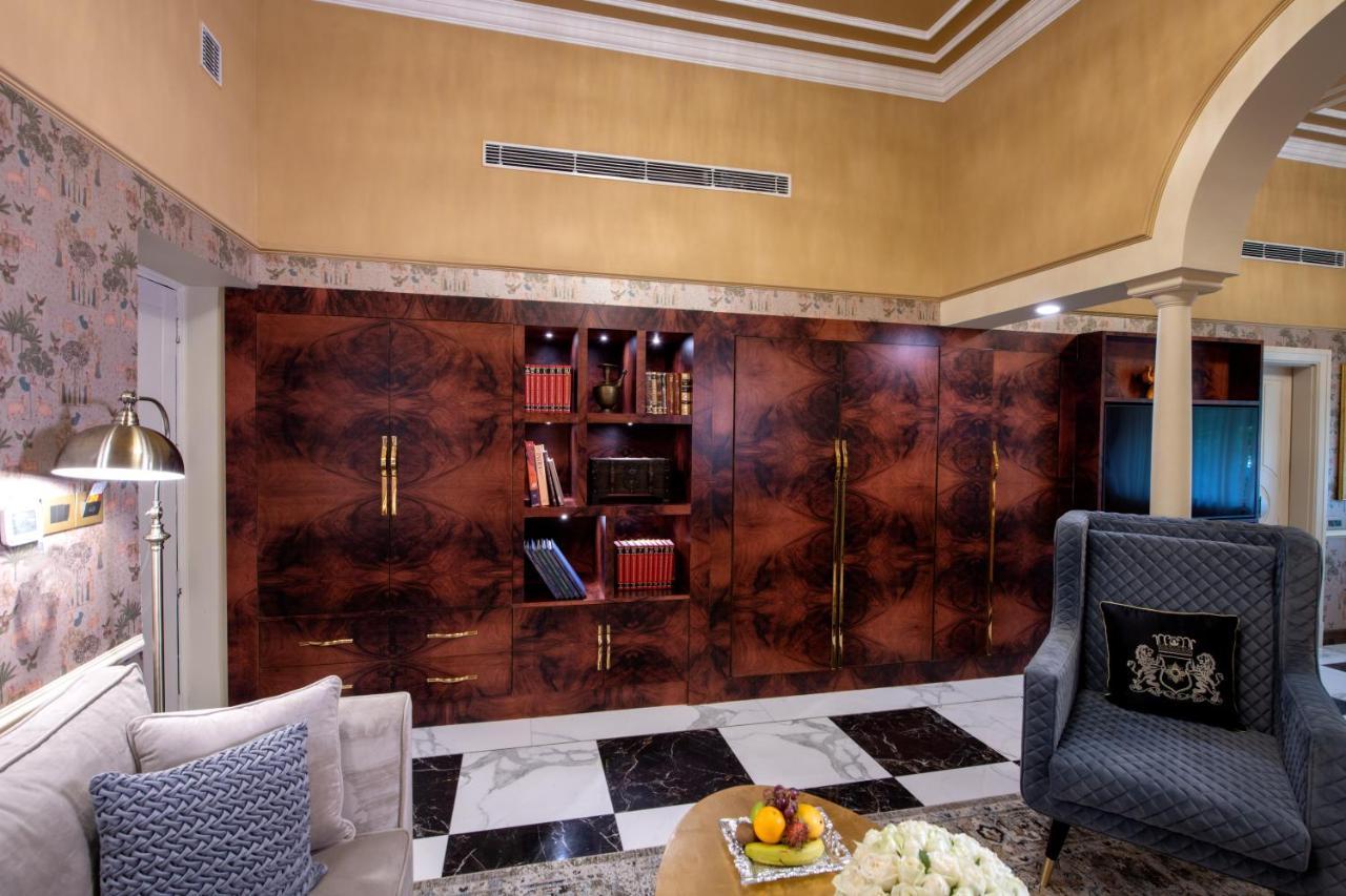Hotel The Claridges Nueva Delhi Exterior foto A living room in the hotel
