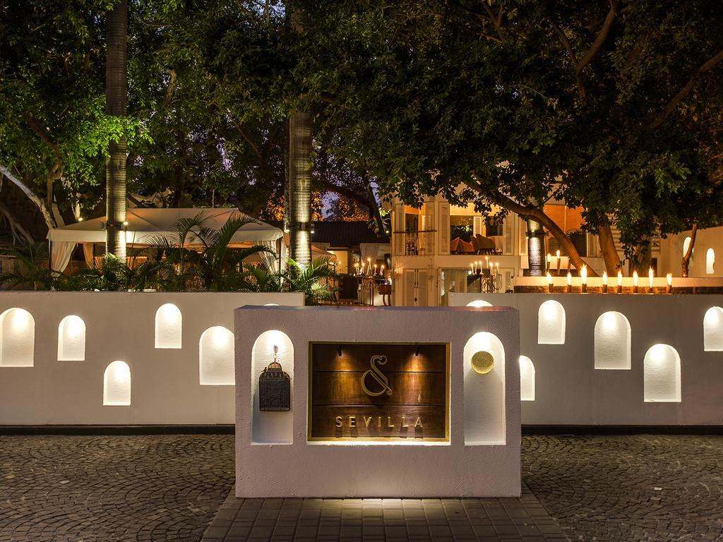 Hotel The Claridges Nueva Delhi Exterior foto The entrance of the restaurant