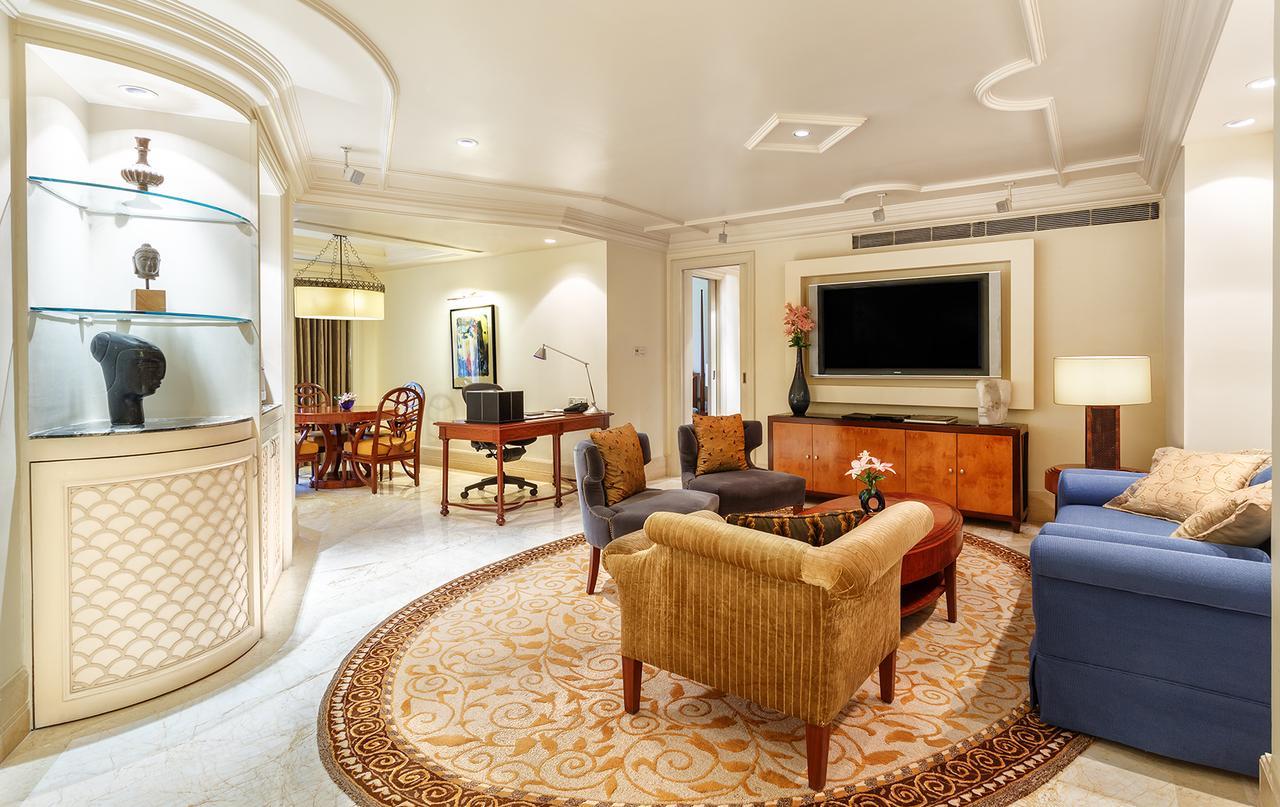 Hotel The Claridges Nueva Delhi Exterior foto A living room in a suite at the Ritz-Carlton, Dubai