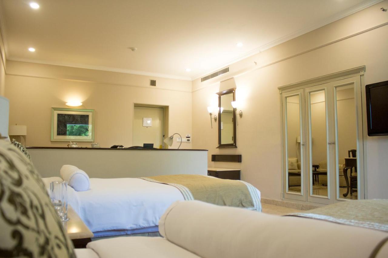 Hotel The Claridges Nueva Delhi Exterior foto A room at the hotel